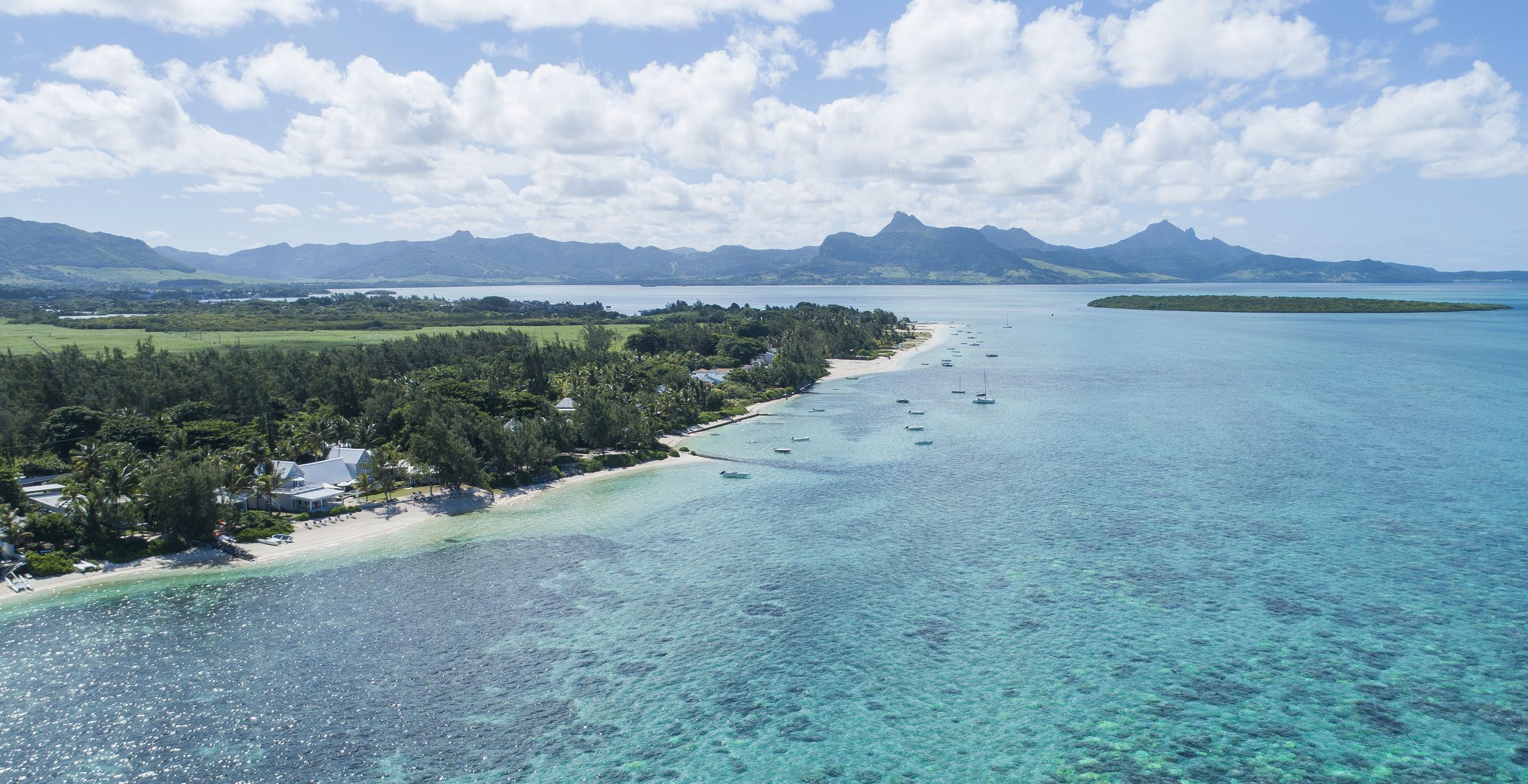 Vue aérienne du lagon et de la côte de Pointe d’Esny