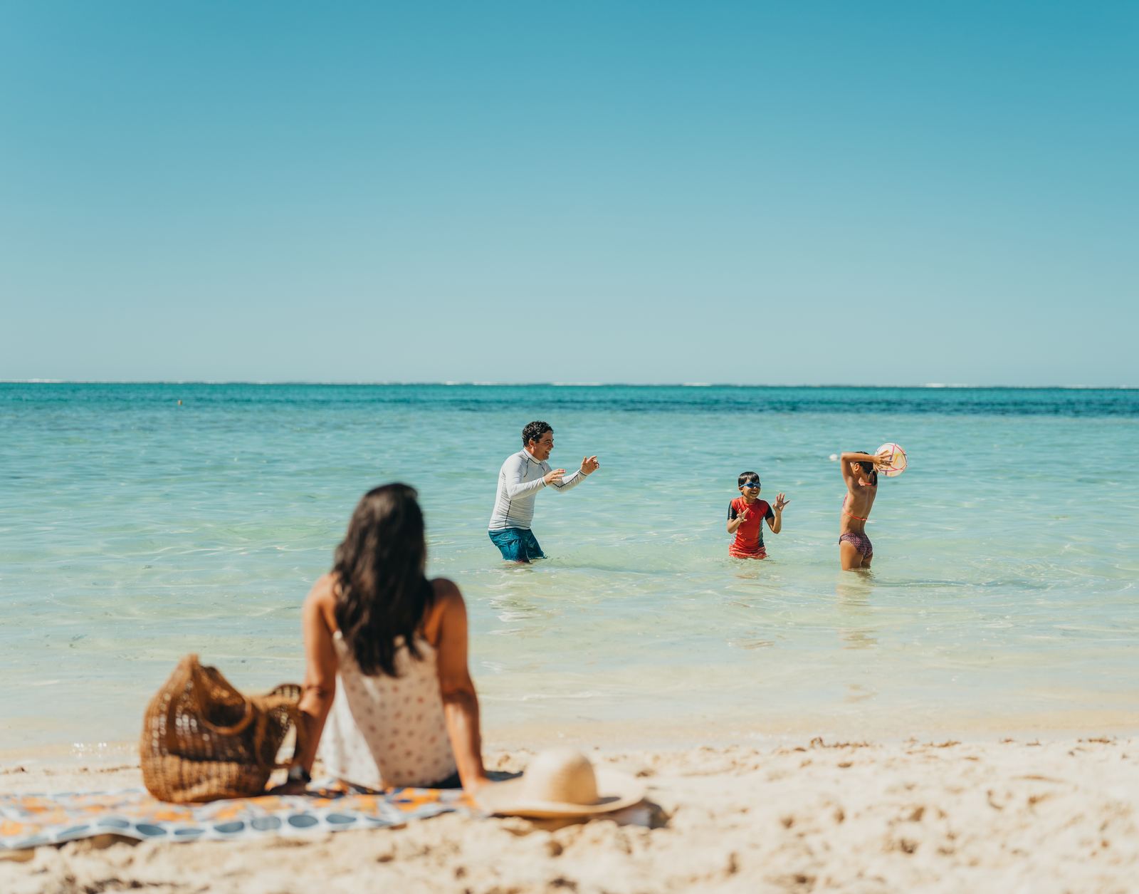 Mère et enfants à la plage de Pointe d’Esny